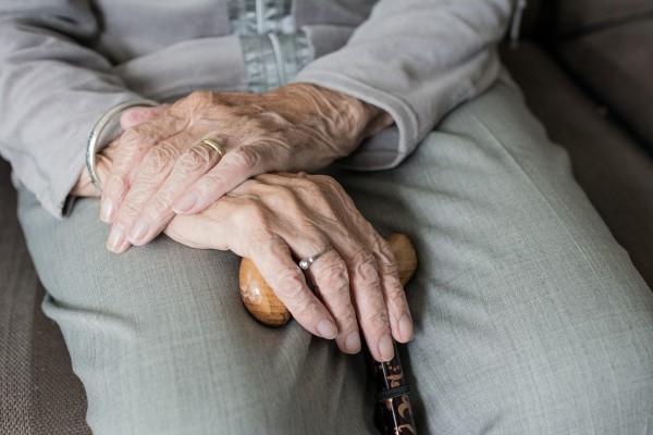 Προσποιήθηκε τον τεχνικό και άρπαξε από ηλικιωμένη 250.000 ευρώ!