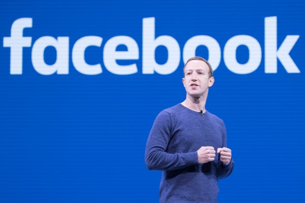 Ζούκερμπεργκ: Απειλεί να κλείσει Facebook και Instagram στην Ευρώπη