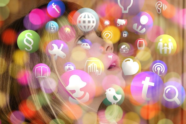 Αντίστροφη μέτρηση για την απαγόρευση των social media σε παιδιά έως 15 ετών