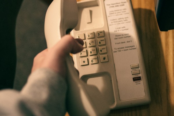 Τηλεφωνικές απάτες: πώς εξαπατούν ακόμη και παιδιά και τι αποκαλύπτει το ελληνικό FBI