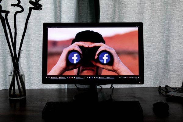 Μαμά μηνύει το Facebook και τα βάζει με έναν ολόκληρο κολοσσό 