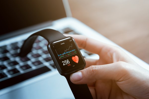 Ανακάλυψε ότι την απατά ο σύντροφός της από smartwatch που δείχνει… θερμίδες!