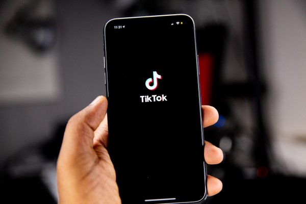 Τα πανεπιστήμια μπλοκάρουν το TikTok και οι φοιτητές… εξοργίζονται!  